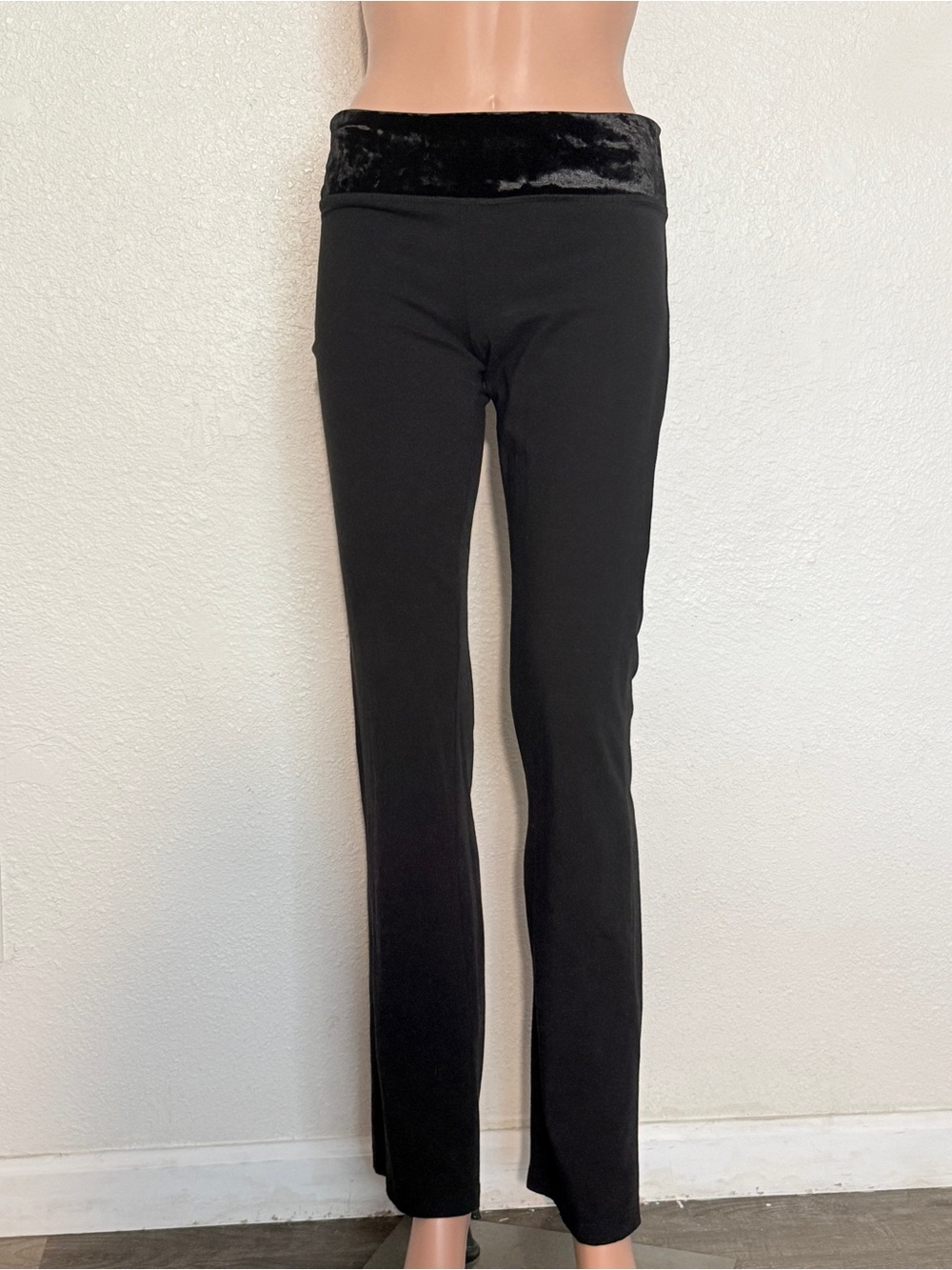 2000s Victoria’s Secret Black Cotton & Velour Skinny Bootcut Yoga Pant Sz M